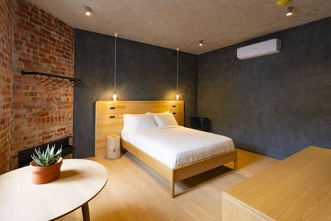 Deluxe Single Room, 1 Queen Bed, Private Bathroom | Desk, iron/ironing board, free WiFi, bed sheets