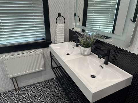 Signature Suite, Garden View | Bathroom | Jetted tub, rainfall showerhead, hair dryer, bidet