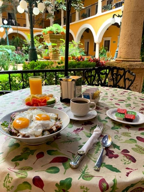 Daily continental breakfast (MXN 200 per person)