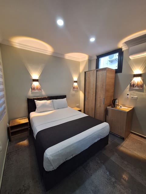 Standard Double Room, 1 Bedroom | Premium bedding, in-room safe, laptop workspace, blackout drapes