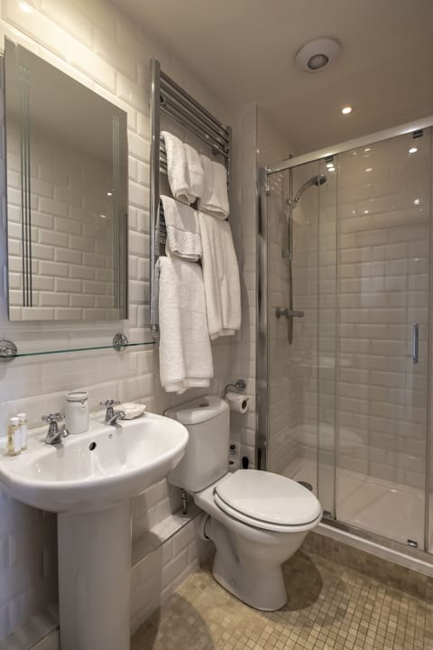 Superior Room | Bathroom | Free toiletries, hair dryer, towels