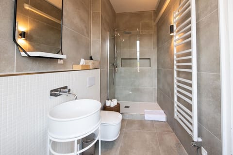 Studio (Bonnieux) | Bathroom | Shower, rainfall showerhead, hair dryer, towels