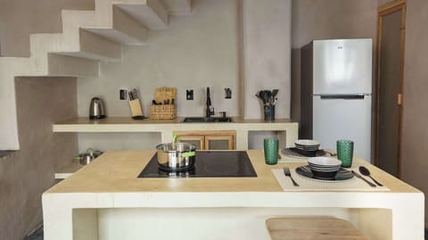 Let in the light and enjoy open-plan living with a kitchen that flows effortlessly into the rest of your tropical loft space.