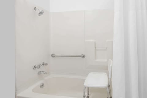 Combined shower/tub, hair dryer, towels