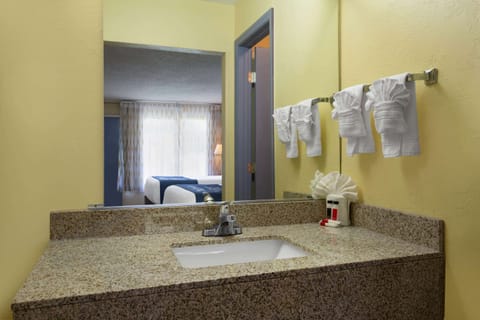 Combined shower/tub, hair dryer, towels