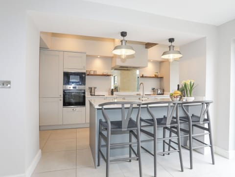 Cottage | Private kitchen | Fridge, dishwasher, electric kettle, toaster