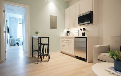 Standard Apartment, 1 Bedroom, Kitchenette | Private kitchenette | Microwave, stovetop, coffee/tea maker, electric kettle