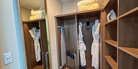 Executive Studio Suite | Hypo-allergenic bedding, in-room safe, desk, laptop workspace