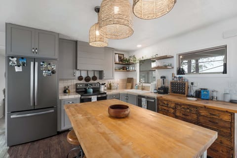 Modern Kitchen & Dining Area.