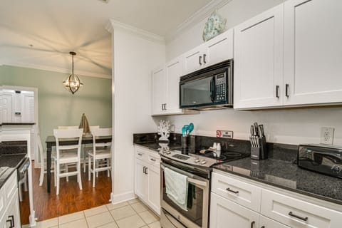 Apartment (2 Bedrooms) | Private kitchen | Microwave, oven, stovetop, dishwasher