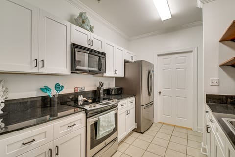 Apartment (2 Bedrooms) | Private kitchen | Microwave, oven, stovetop, dishwasher