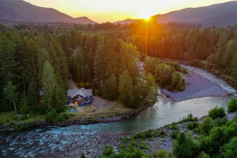 Blue A’Lure is located on the banks of the Sandy River, surrounded by Mt Hood National Forest. With nature at your fingertips, this private oasis is close to Mt Hood skiing, hiking, biking, restaurants and more.