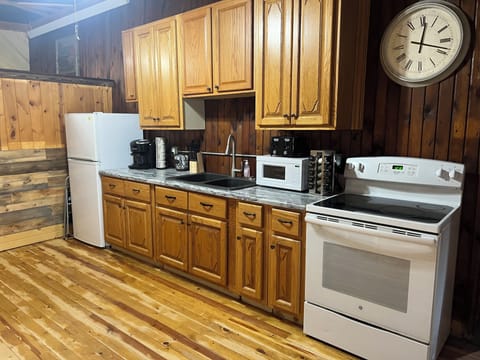 Luxury Cabin, Private Bathroom, Mountain View | Private kitchen | Microwave, coffee/tea maker, toaster, cleaning supplies