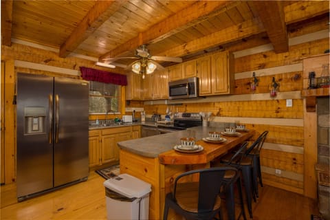 Cabin, 2 Bedrooms | Private kitchen | Fridge, oven, coffee/tea maker