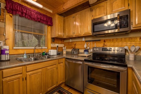 Cabin, 2 Bedrooms | Private kitchen | Fridge, oven, coffee/tea maker