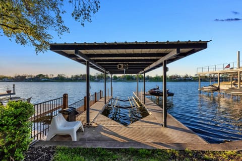 New boat lift available to accommodate up to 6500 lbs.