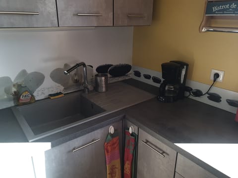 Oven, stovetop, dishwasher, cookware/dishes/utensils