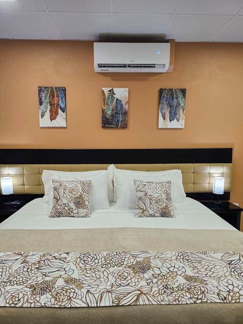 Deluxe Suite, Non Smoking, Sea View | Premium bedding, down comforters, pillowtop beds, free minibar items