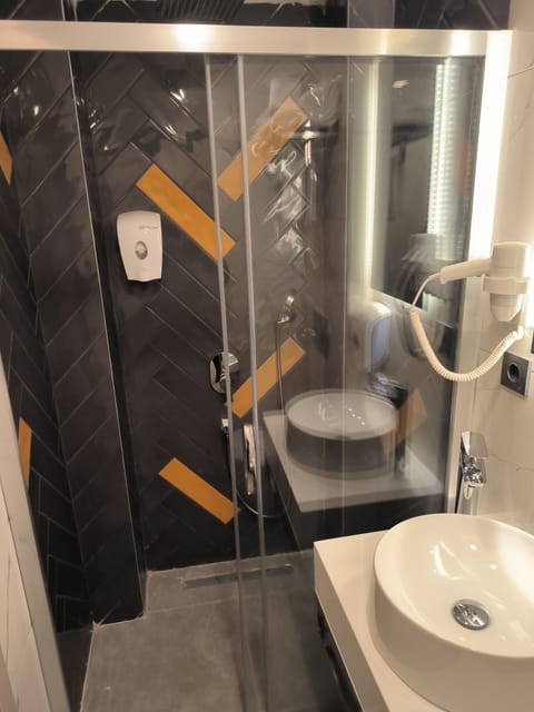 Basic Studio Suite, City View | Bathroom | Shower, hair dryer, towels