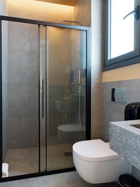 Executive Studio Suite | Bathroom | Shower, rainfall showerhead, designer toiletries, hair dryer