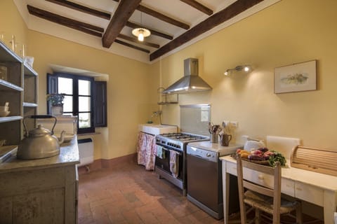 Classic Apartment | Private kitchen | Toaster, highchair, cookware/dishes/utensils