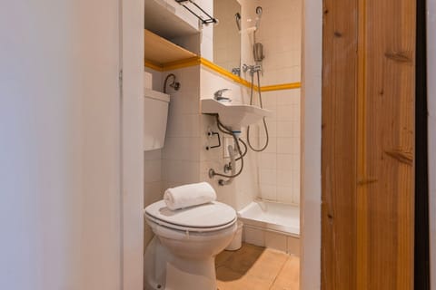 Standard Apartment | Bathroom | Shower, hair dryer, towels