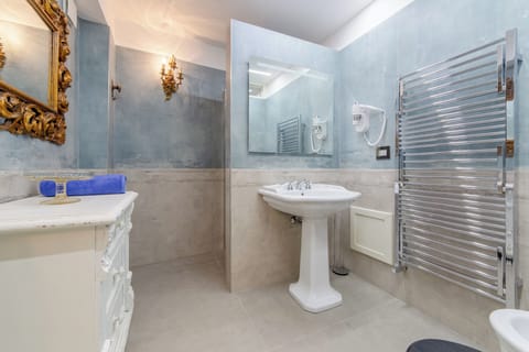 Romantic Suite | Bathroom | Shower, rainfall showerhead, towels