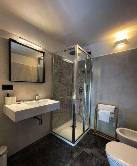 Superior Double Room | Bathroom | Shower, rainfall showerhead, free toiletries, hair dryer