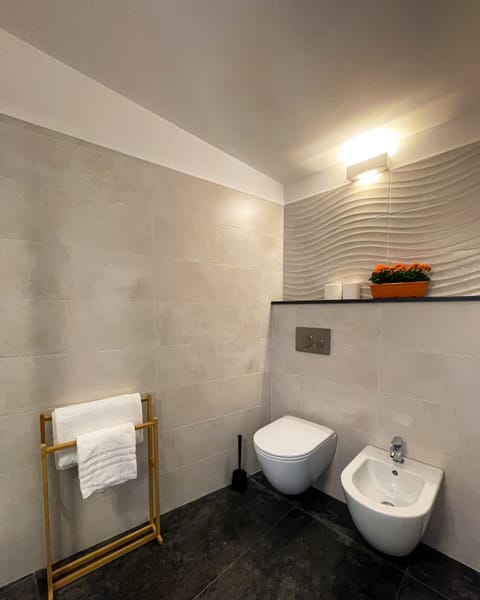 Standard Double Room | Bathroom | Shower, rainfall showerhead, free toiletries, hair dryer