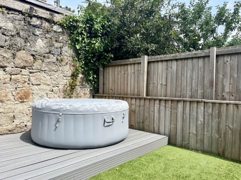 Hot Tub / whirlpool bath (Outdoor)