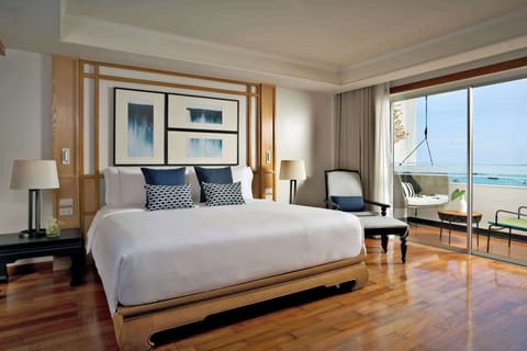 One Bedroom Sea View Suite | In-room safe, desk, laptop workspace, blackout drapes