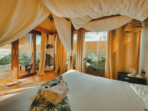 Luxury Cabin | Egyptian cotton sheets, premium bedding, memory foam beds, free WiFi