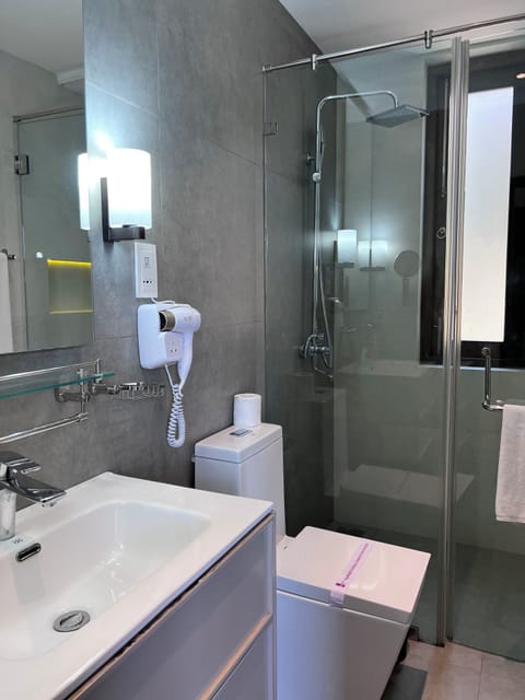 Deluxe Double Room, Mountain View | Bathroom | Shower, rainfall showerhead, hair dryer, bidet