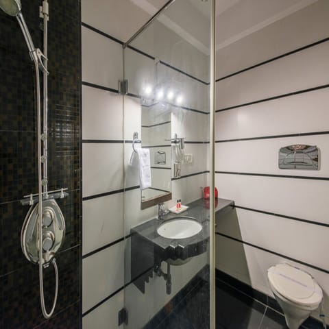 Deluxe Triple Room | Bathroom