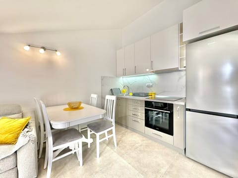 Family Apartment, Sea View | Private kitchen | Fridge, oven, stovetop, cookware/dishes/utensils