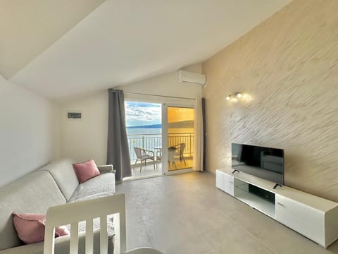 Comfort Apartment, Sea View | Living area | 32-inch LCD TV with cable channels