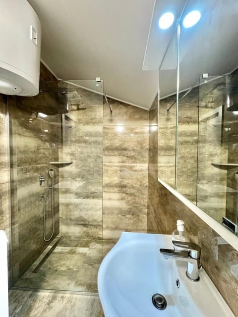 Comfort Apartment, Sea View | Bathroom | Shower, hair dryer, towels, toilet paper