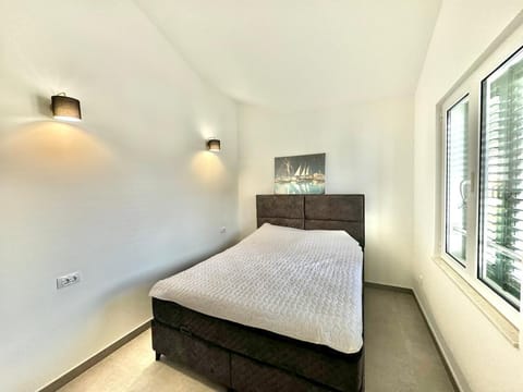 Comfort Apartment, Sea View | Premium bedding, desk, iron/ironing board, free WiFi