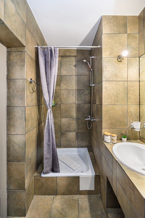 Comfort Double Room | Bathroom | Shower, rainfall showerhead, free toiletries, hair dryer