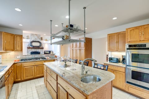 House (6 Bedrooms) | Private kitchen | Microwave, oven, stovetop, dishwasher