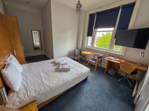 Double Room, Ensuite | Hypo-allergenic bedding, desk, iron/ironing board, free WiFi