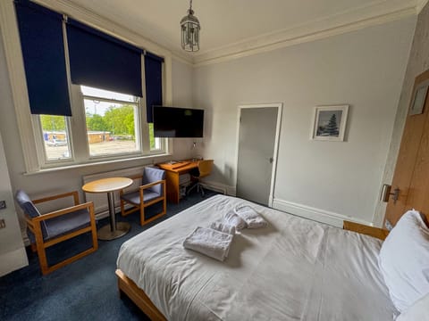 Double Room, Ensuite | Hypo-allergenic bedding, desk, iron/ironing board, free WiFi