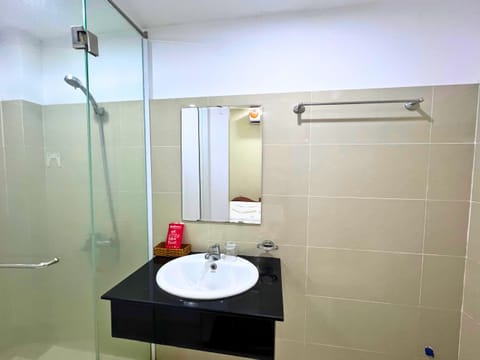 Basic Double Room | Bathroom | Shower, towels