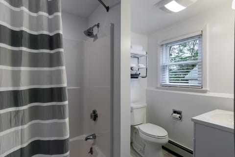 Studio, 1 Queen Bed, Kitchenette | Bathroom | Free toiletries, hair dryer, towels