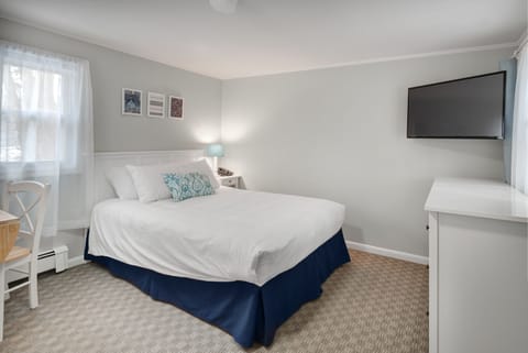 Room, 1 Queen Bed, Microwave | Premium bedding, blackout drapes, free cribs/infant beds, free WiFi