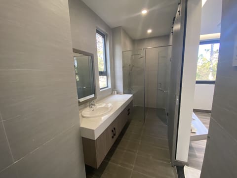 Standard Room | Bathroom | Designer toiletries, hair dryer, slippers, towels