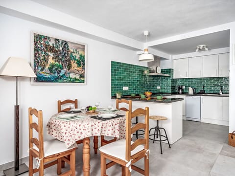 Table, Property, Furniture, Interior Design, Wood, Picture Frame, Floor, Flooring, Decoration, Chair