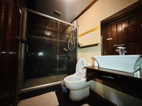 Superior Triple Room | Bathroom | Shower, hydromassage showerhead, bidet, towels