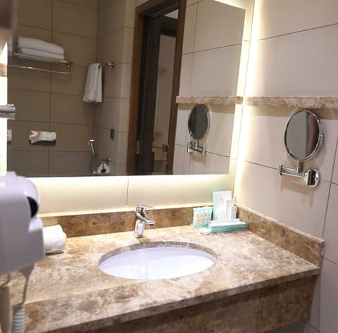 Executive Suite, City View | Bathroom | Slippers, towels