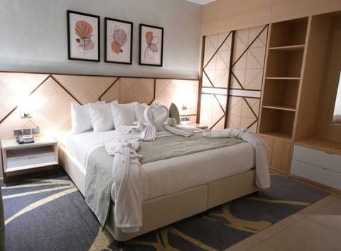 Executive Suite, City View | In-room safe, blackout drapes, soundproofing, free WiFi